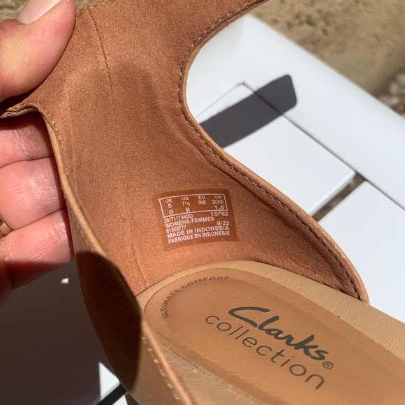 Clarks Collection tan block leather heels sandals size 7.5M - Picture 15 of 15